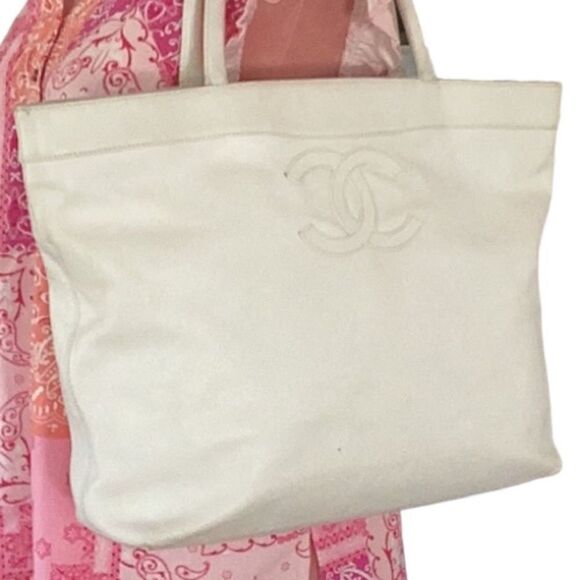 AUTHENTIC CHANEL WHITE LEATHER CC SHOULDER HANDBAG TOTE - Picture 13 of 15